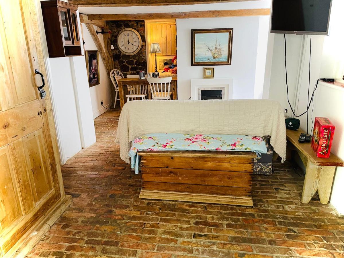 The Beehive, Ground Floor Apartment In Norfolk, No Shared Amenities Даунем-Маркет Екстер'єр фото